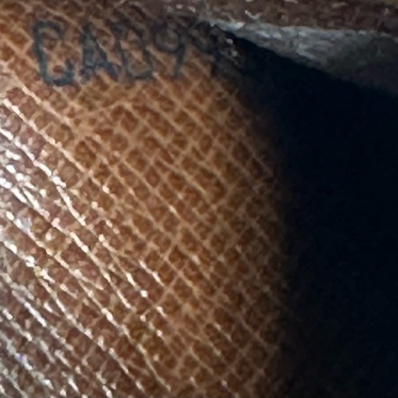 Louis Vuitton Wallet - Picture 10 of 10